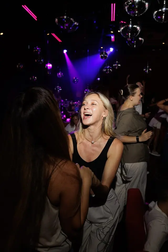 Dancing between quiz rounds